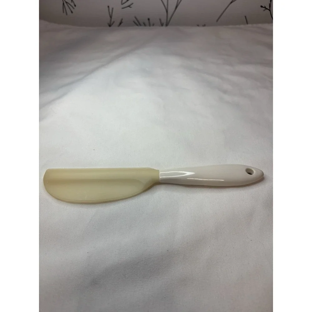 Wilton White Plastic Scraper with Removable Silicone Head